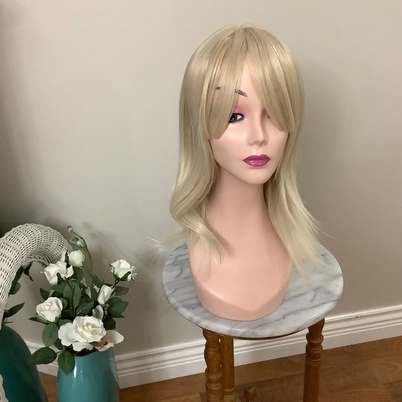NEW Beautiful Blonde Wig - Picture 9 of 12